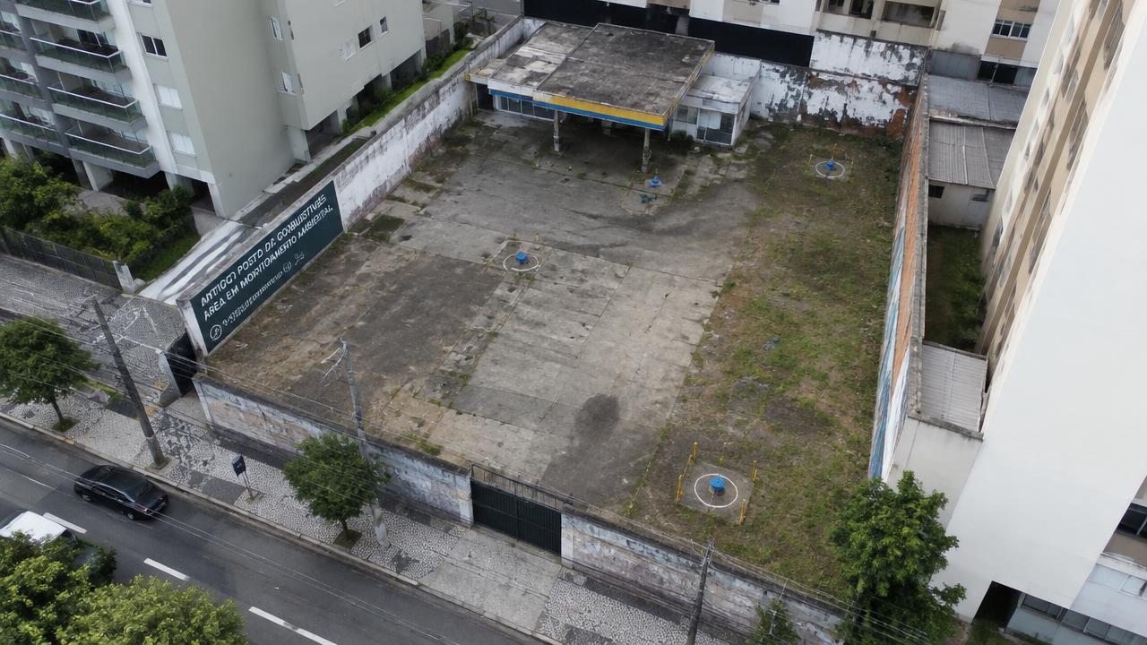 Terreno urbano de una antigua estación de servicio con pozos de monitoreo