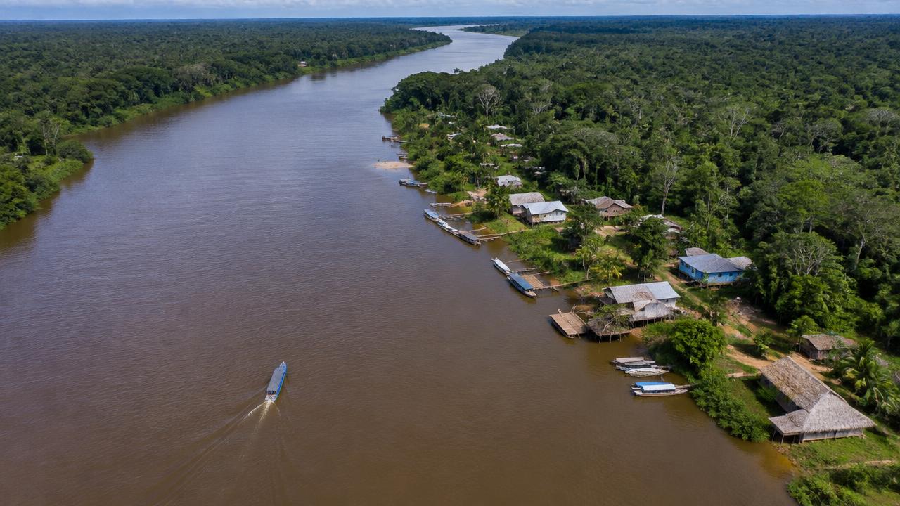 Vista aérea de comunidade ribeirinha na Amazônia