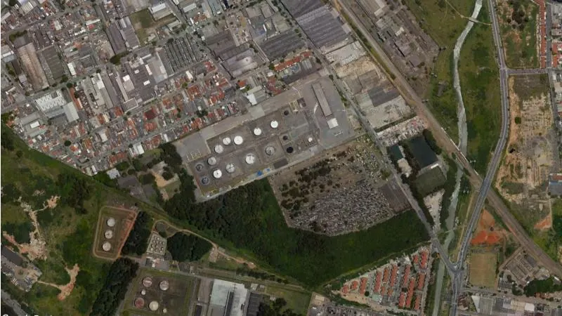 Vista aérea de terminal de combustíveis em São Paulo