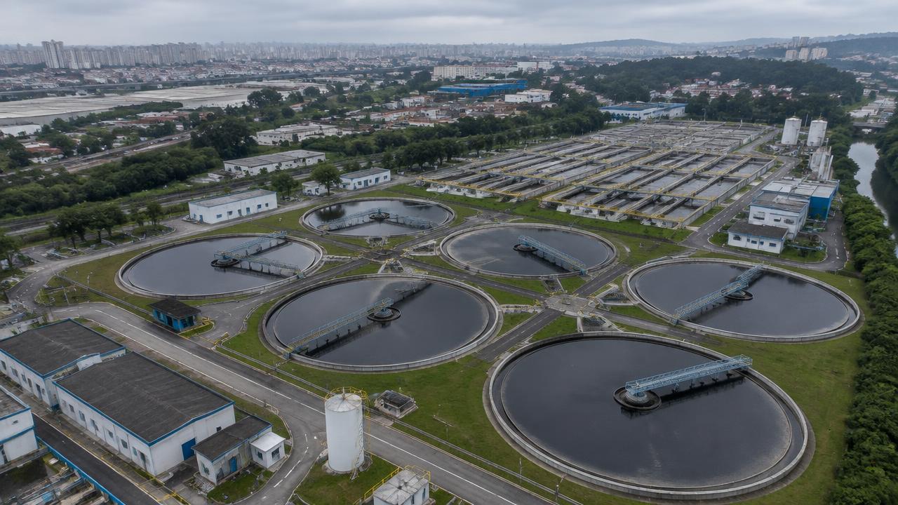 Vista aérea de una planta de tratamiento de efluentes industriales